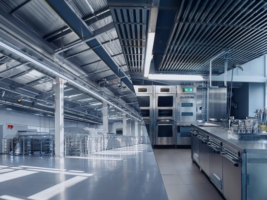 Wentylacja przemysłowa vs. wentylacja gastronomiczna – czym się różnią i na co zwrócić uwagę?