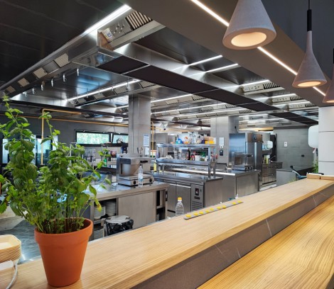 Hotelová kuchyňa s lamelovými filtrami